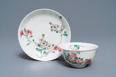 Une tasse et soucoupe en porcelaine de Chine famille rose à décor floral, Yongzheng