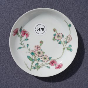 Une tasse et soucoupe en porcelaine de Chine famille rose à décor floral, Yongzheng — photo 14