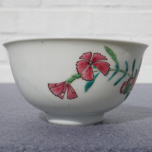 Une tasse et soucoupe en porcelaine de Chine famille rose à décor floral, Yongzheng — photo 17