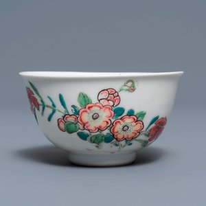 Une tasse et soucoupe en porcelaine de Chine famille rose à décor floral, Yongzheng — photo 2