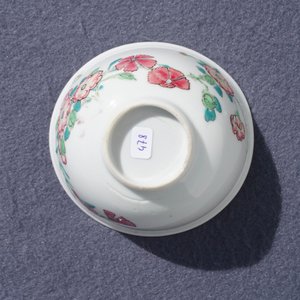 Une tasse et soucoupe en porcelaine de Chine famille rose à décor floral, Yongzheng — photo 21