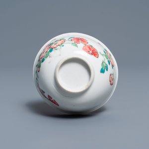 Une tasse et soucoupe en porcelaine de Chine famille rose à décor floral, Yongzheng — photo 7