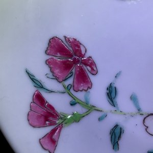 Une tasse et soucoupe en porcelaine de Chine famille rose à décor floral, Yongzheng — photo 12
