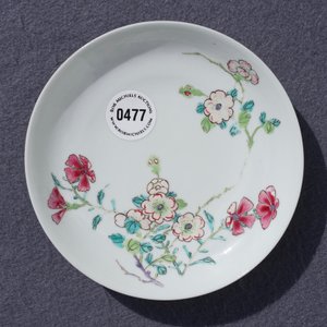 Une tasse et soucoupe en porcelaine de Chine famille rose à décor floral, Yongzheng — photo 21