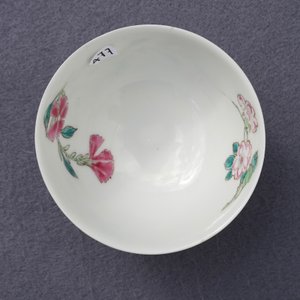Une tasse et soucoupe en porcelaine de Chine famille rose à décor floral, Yongzheng — photo 23