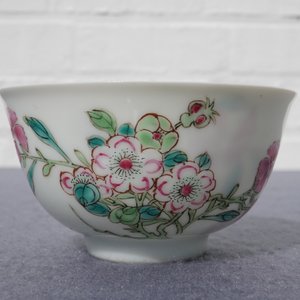 Une tasse et soucoupe en porcelaine de Chine famille rose à décor floral, Yongzheng — photo 26