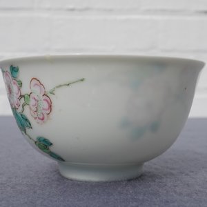 Une tasse et soucoupe en porcelaine de Chine famille rose à décor floral, Yongzheng — photo 28