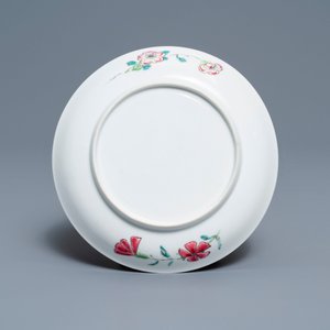 Une tasse et soucoupe en porcelaine de Chine famille rose à décor floral, Yongzheng — photo 9