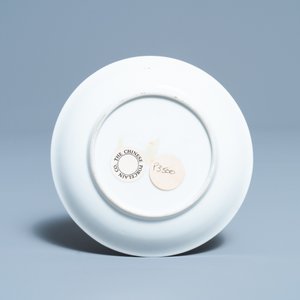 Une tasse et soucoupe en porcelaine de Chine famille rose à décor floral, Yongzheng — photo 3