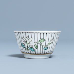 Une tasse et soucoupe en porcelaine de Chine famille rose à décor floral, Yongzheng — photo 5