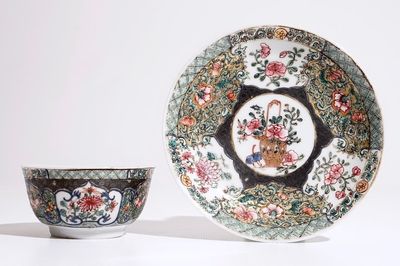 Une tasse et soucoupe en porcelaine de Chine famille rose à décor floral, Yongzheng