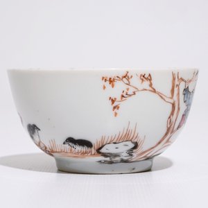Une tasse et soucoupe en porcelaine de Chine famille rose à décor mandarin, Qianlong — photo 5