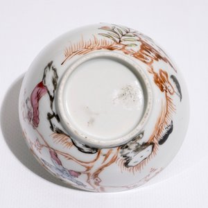 Une tasse et soucoupe en porcelaine de Chine famille rose à décor mandarin, Qianlong — photo 9