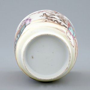 Une tasse et soucoupe en porcelaine de Chine famille rose à décor mandarin, Qianlong, 18ème — photo 5