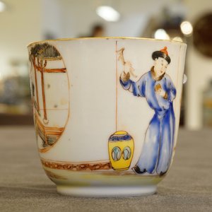 Une tasse et soucoupe en porcelaine de Chine famille rose à décor mandarin, Qianlong, 18ème — photo 9