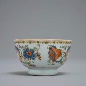 Une tasse et soucoupe en porcelaine de Chine famille rose à décor 'Pompadour', Qianlong, vers 1745 — photo 5
