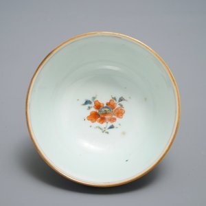 Une tasse et soucoupe en porcelaine de Chine famille rose à décor 'Pompadour', Qianlong, vers 1745 — photo 8