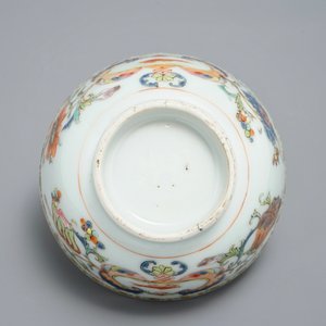 Une tasse et soucoupe en porcelaine de Chine famille rose à décor 'Pompadour', Qianlong, vers 1745 — photo 9