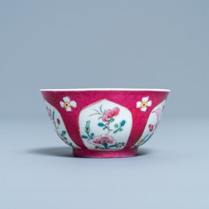 Une tasse et soucoupe en porcelaine de Chine famille rose à fond rouge de rubis, Yongzheng — photo 4