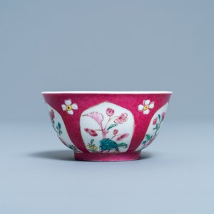 Une tasse et soucoupe en porcelaine de Chine famille rose à fond rouge de rubis, Yongzheng — photo 5