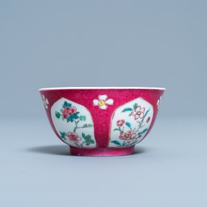 Une tasse et soucoupe en porcelaine de Chine famille rose à fond rouge de rubis, Yongzheng — photo 7