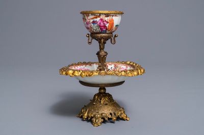 Une tasse et soucoupe en porcelaine de Chine famille rose à monture en métal doré, Qianlong et 19ème