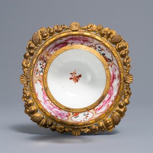 Une tasse et soucoupe en porcelaine de Chine famille rose à monture en métal doré, Qianlong et 19ème — photo 5