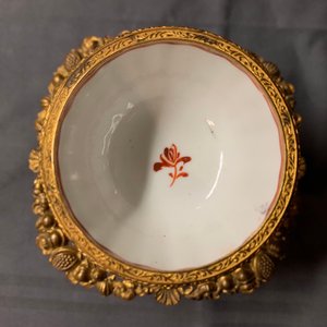 Une tasse et soucoupe en porcelaine de Chine famille rose à monture en métal doré, Qianlong et 19ème — photo 7