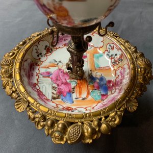 Une tasse et soucoupe en porcelaine de Chine famille rose à monture en métal doré, Qianlong et 19ème — photo 8