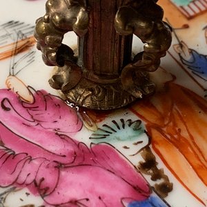 Une tasse et soucoupe en porcelaine de Chine famille rose à monture en métal doré, Qianlong et 19ème — photo 10