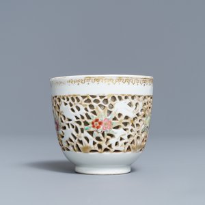 Une tasse et soucoupe en porcelaine de Chine famille rose ajourée, Qianlong — photo 7