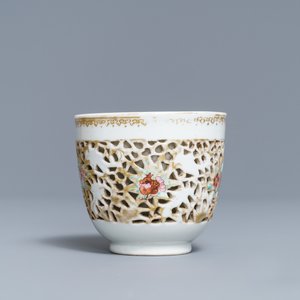 Une tasse et soucoupe en porcelaine de Chine famille rose ajourée, Qianlong — photo 8
