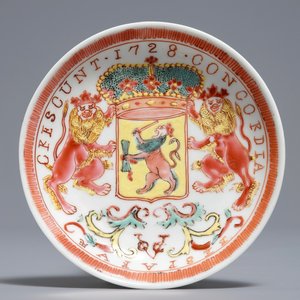 Une tasse et soucoupe en porcelaine de Chine famille rose armorié pour le VOC, datée 1728, Yongzheng — photo 2