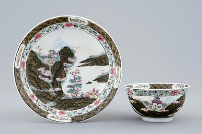 Une tasse et soucoupe en porcelaine de Chine famille rose au paysage montagnard, Yongzheng, 1723-1735