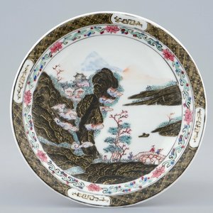 Une tasse et soucoupe en porcelaine de Chine famille rose au paysage montagnard, Yongzheng, 1723-1735 — photo 2