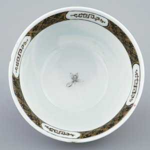 Une tasse et soucoupe en porcelaine de Chine famille rose au paysage montagnard, Yongzheng, 1723-1735 — photo 4