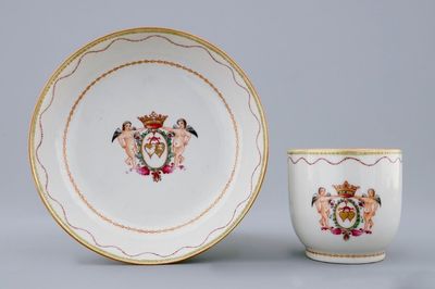Une tasse et soucoupe en porcelaine de Chine famille rose aux chérubins, Qianlong, 18ème