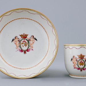 Une tasse et soucoupe en porcelaine de Chine famille rose aux chérubins, Qianlong, 18ème — photo 1