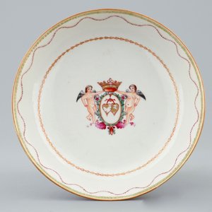Une tasse et soucoupe en porcelaine de Chine famille rose aux chérubins, Qianlong, 18ème — photo 2