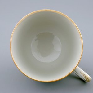 Une tasse et soucoupe en porcelaine de Chine famille rose aux chérubins, Qianlong, 18ème — photo 4