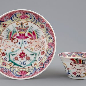 Une tasse et soucoupe en porcelaine de Chine famille rose aux chérubins, Yongzheng/Qianlong, 18ème — photo 1