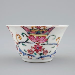 Une tasse et soucoupe en porcelaine de Chine famille rose aux chérubins, Yongzheng/Qianlong, 18ème — photo 4