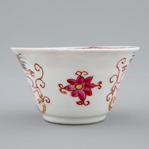 Une tasse et soucoupe en porcelaine de Chine famille rose aux chérubins, Yongzheng/Qianlong, 18ème — photo 6