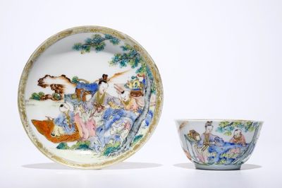Une tasse et soucoupe en porcelaine de Chine famille rose coquille d'oeuf à décor d'une femme avec deux garçons, Yongzheng