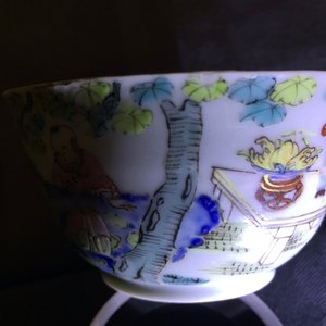 Une tasse et soucoupe en porcelaine de Chine famille rose coquille d'oeuf à décor d'une femme avec deux garçons, Yongzheng — photo 9
