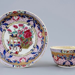 Une tasse et soucoupe en porcelaine de Chine famille rose coquille d'oeuf au chat, Yongzheng, 1723-1735 — photo 1