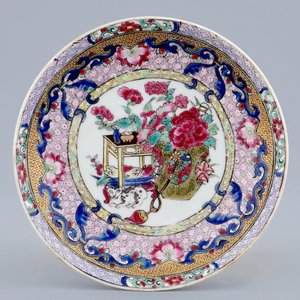 Une tasse et soucoupe en porcelaine de Chine famille rose coquille d'oeuf au chat, Yongzheng, 1723-1735 — photo 2