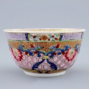 Une tasse et soucoupe en porcelaine de Chine famille rose coquille d'oeuf au chat, Yongzheng, 1723-1735 — photo 6