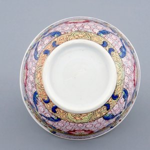 Une tasse et soucoupe en porcelaine de Chine famille rose coquille d'oeuf au chat, Yongzheng, 1723-1735 — photo 9