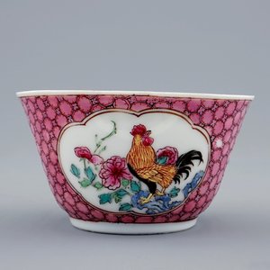 Une tasse et soucoupe en porcelaine de Chine famille rose coquille d'oeuf au coq, Yongzheng, 1723-1735 — photo 4